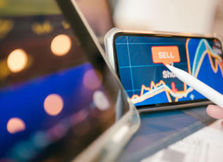 Trader aktywny na wielu rynkach, analizujący opcje na Bitcoin, Ethereum i forex